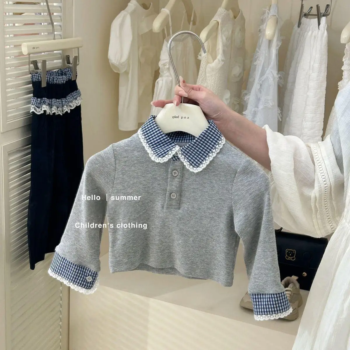 طقم مكون من قطعتين بطباعة مربعات للفتيات - بلوزة بأكمام طويلة لربيع وخريف مع مجموعة بناطيل بحاشية كاذبة، ملابس مزخرفة بالدانتيل بألوان متعددة