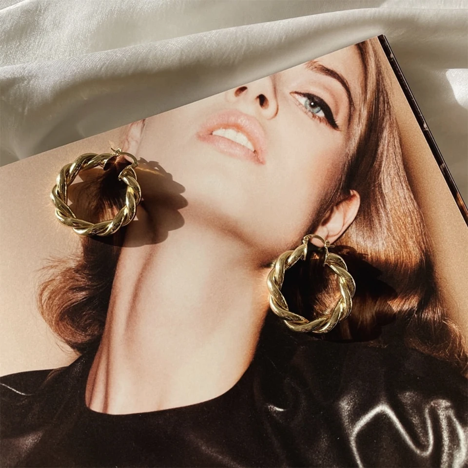 Orecchini A Cerchio Intrecciati Placcati Oro 14K – Leggeri E Di Tendenza Per Donne Moderne