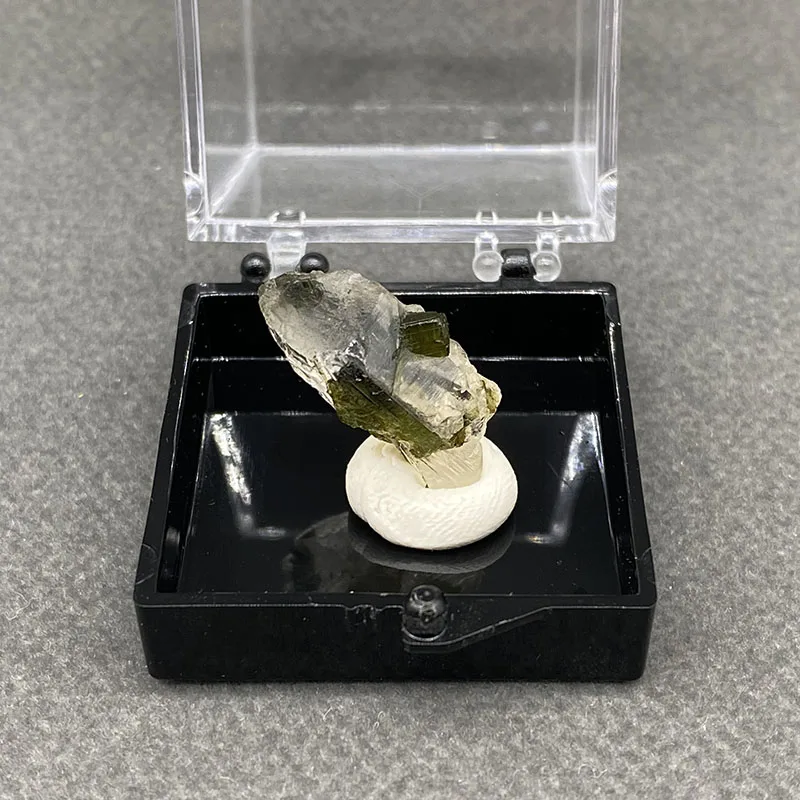 100%  Natural Green tourmaline Mineral Specimens Stones and Crystals Healing Crystal   +Box size:35*35*35 mm