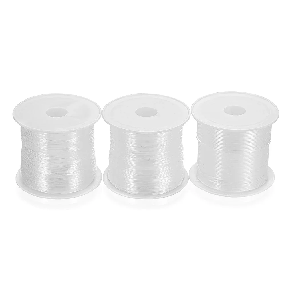 Zbliżenie kryształowo czystego sznurka do tworzenia biżuterii