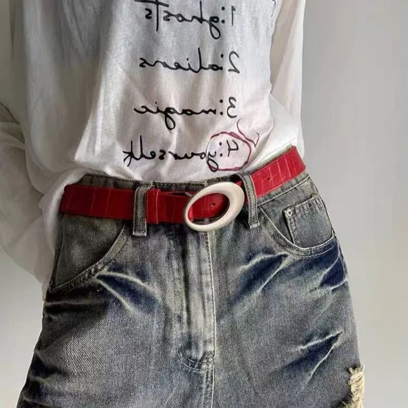 Cinturón retro americano Y2K para mujer, hebilla ovalada, patrón de cocodrilo rojo con jeans, cinturón accesorio simple de alta gama