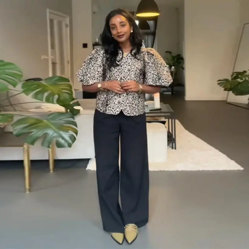 Blusas de manga abullonada con estampado de leopardo para mujer, blusas de verano 2025 con cuello redondo, botones sueltos, tops cortos que combinan con todo, ropa de calle de moda para mujer