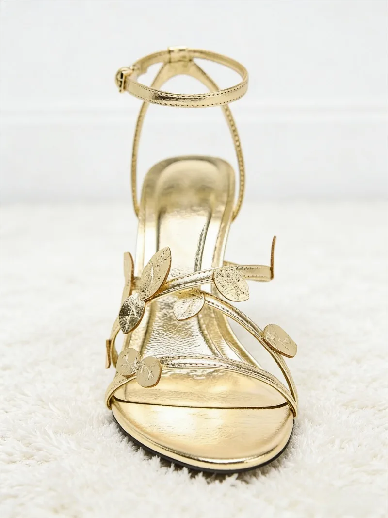 صندل كعب ذهبي برباط وتفاصيل ناعمة