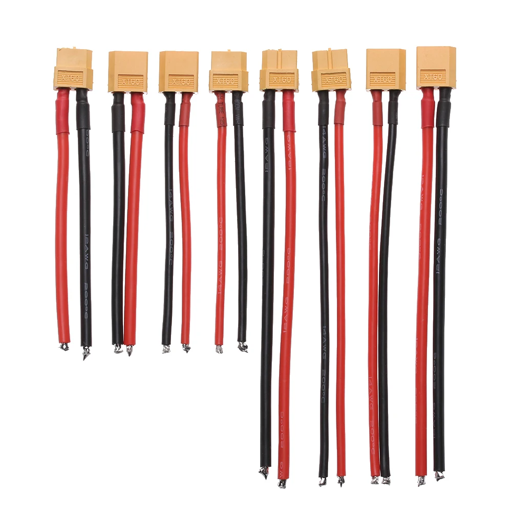 Assortiment de connecteurs XT60 mâles et femelles, câbles de différentes sections, prêts à souder.
