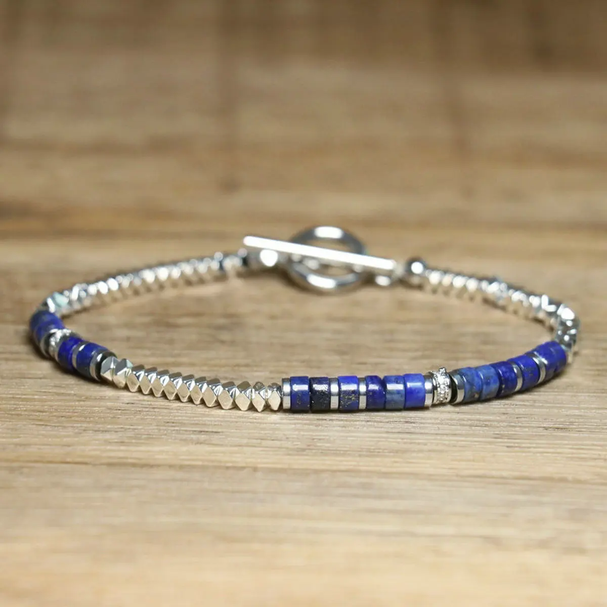 Gros plan bracelet minimaliste pierre naturelle perles Picasso