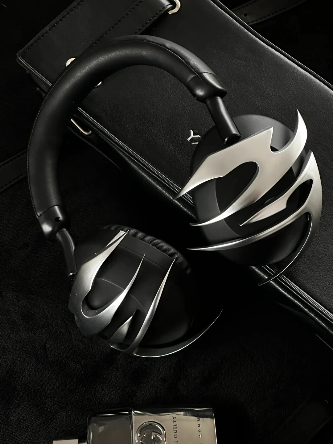 セール新型SONY WH-1000XM5 SILVER 充電ケース セール新型SONY WH-1000XM5 SILVER 充電ケース