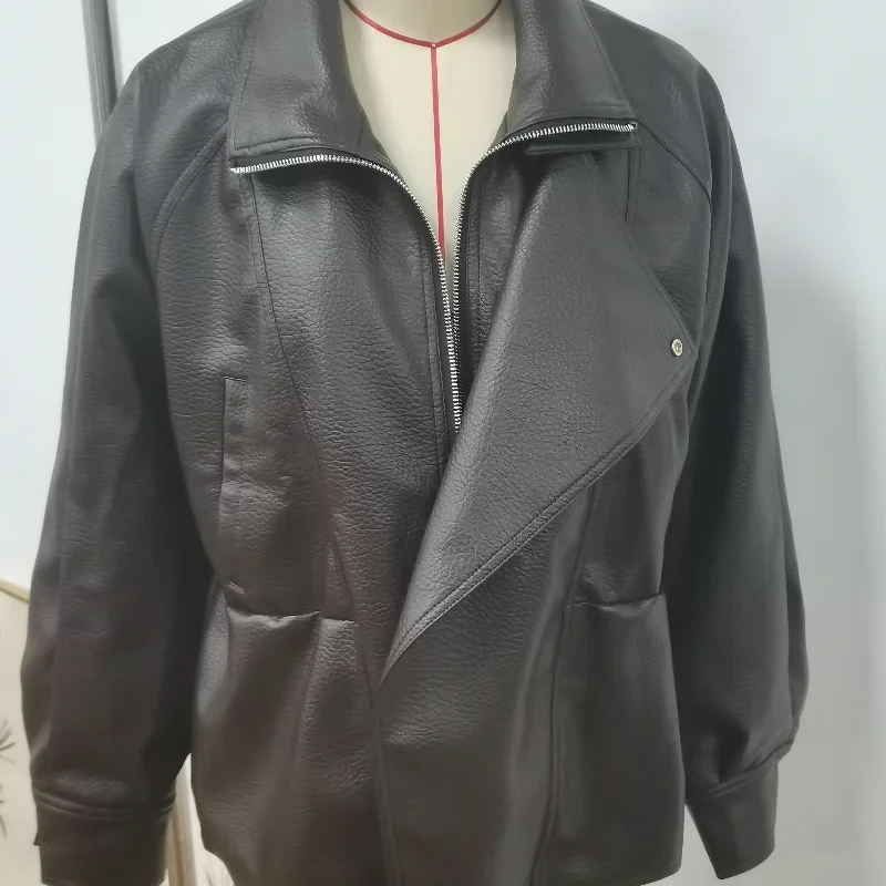 Kordelzug in der Taille, solide strukturierte PU-Lederjacke für Damen, Stehkragen, asymmetrischer Reißverschluss, Knopfdetail, Übergröße, 2025, volle Streetwear – Detail 4
