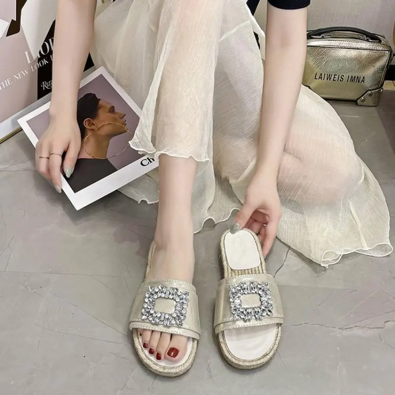 Рисунок 4 - Сандалии женские с квадратным носком