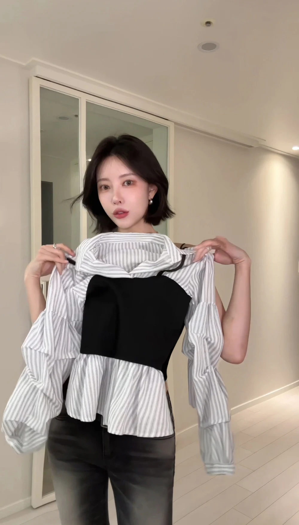 قميص نسائي جديد لربيع 2026 بتصميم مخطط يحدد الخصر وقصة ضيقة مع تصميم كم منفوش وهمي من قطعتين