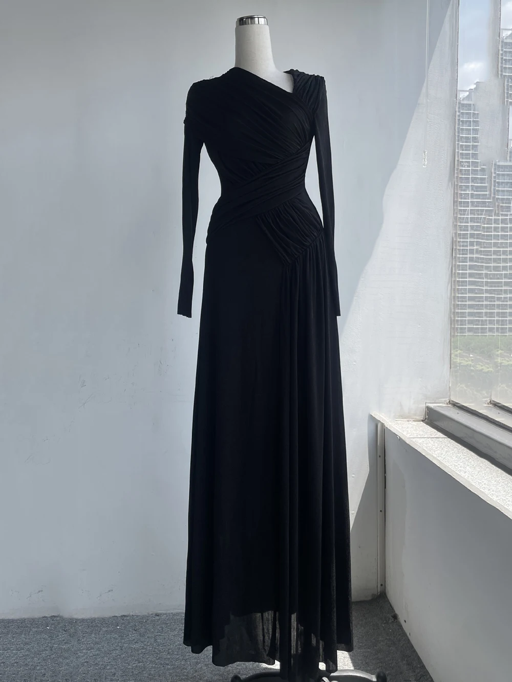 فستان طويل عنابي بكسرات ناعمة