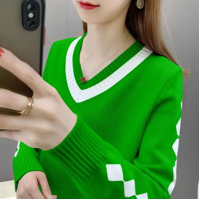 한국산의 세련되고 편안한 V넥 스트라이프 격자 무늬 캐주얼 스웨터
