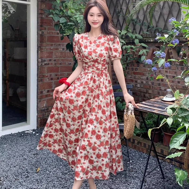 Damen Sommerkleid mit Rosenmuster, Elegantes Rotes Blumenmuster, Schlankes A-Linien-Kleid, Strandstil, Elegantes Damenkleid