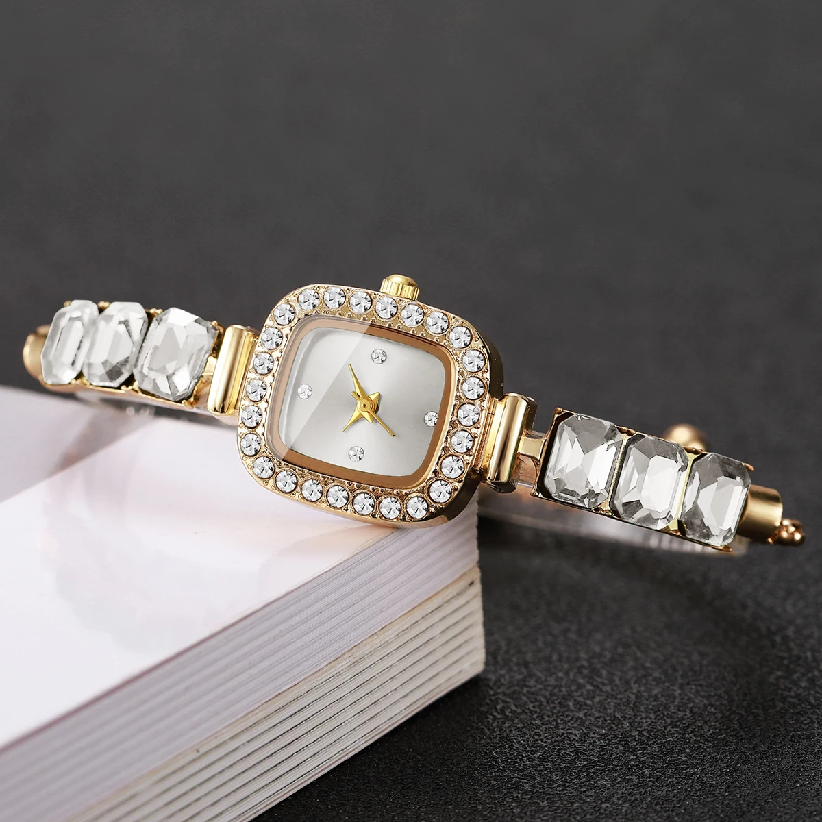1pc Women's Gift Watch Compact Sweet Simple Style Bracelet Watch (Box Not included)
