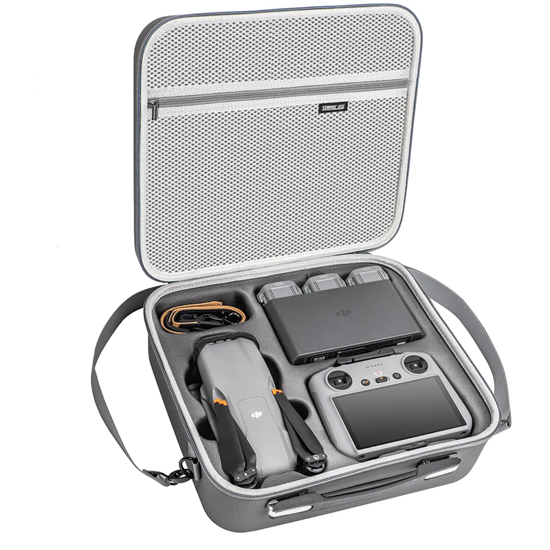 Sacoche bandoulière étanche PU ouverte avec le drone DJI Air 3 rangé à l'intérieur, mousse de protection visible.