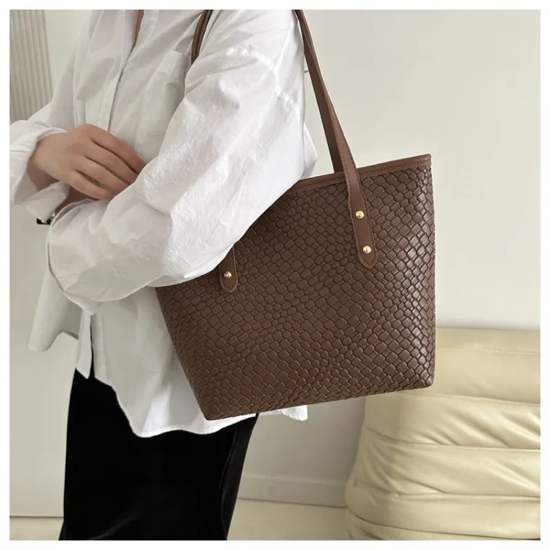 Fashion Retro Large Capacity Bag for Women 2024 New Versatile Handheld Tote Bag Light Luxury Shoulder Underarm Bag Cross Border