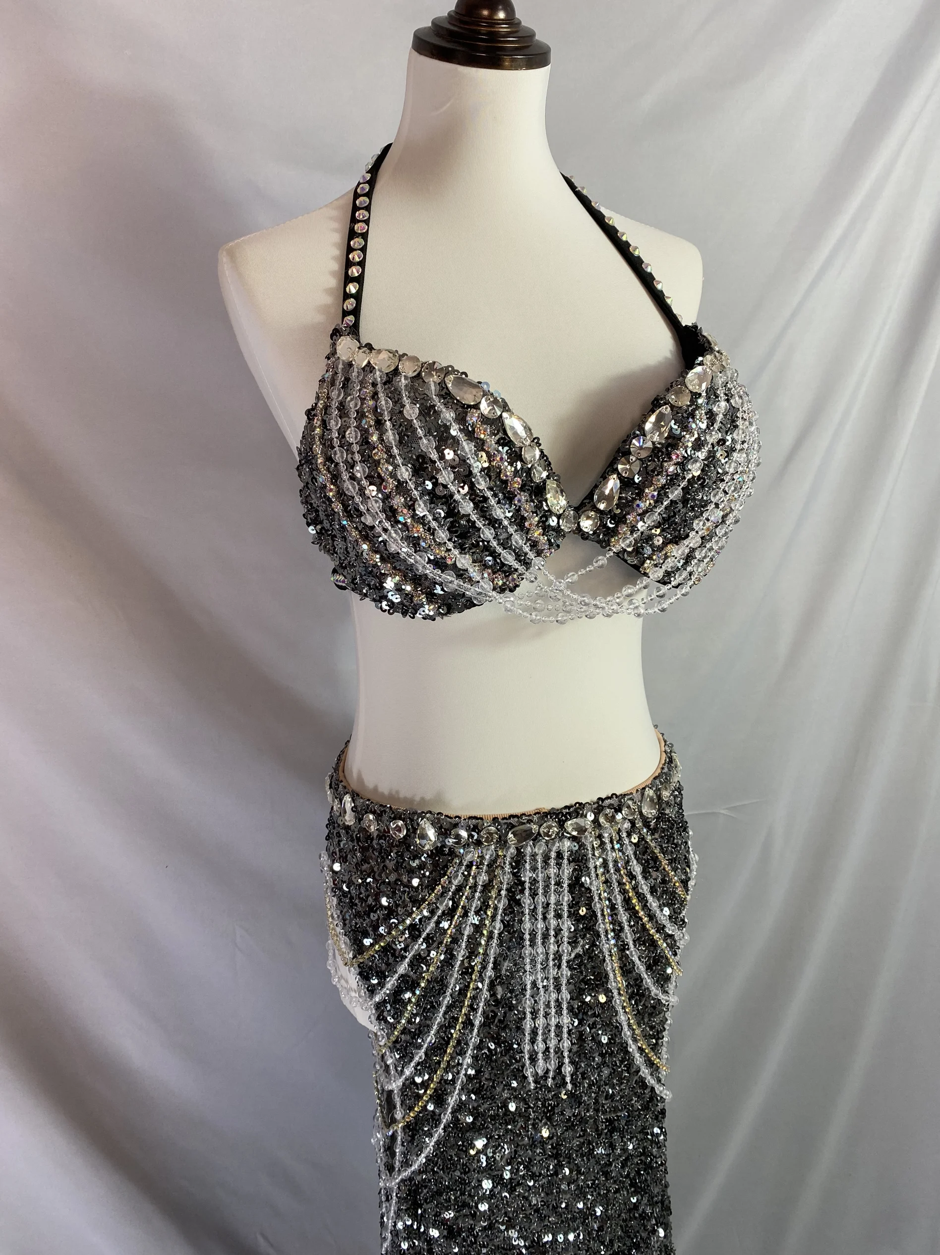 2024 밸리 댄스 의상 세트 럭셔리 풀 다이아몬드 브래지어 + 프리미엄 스팽글 스커트 오리엔탈 댄스 전문 성능 의류