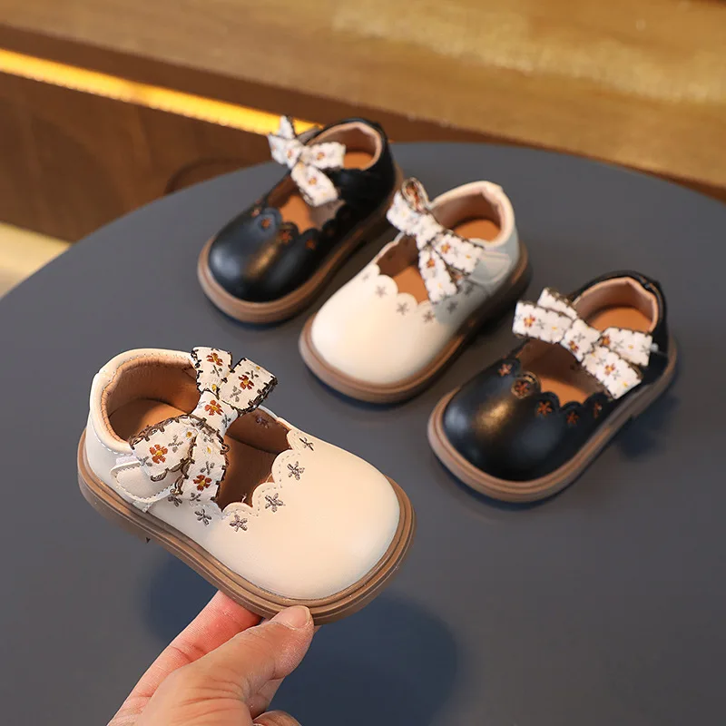 

2023Little Girls Leather Shoes for Wedding Party Floral Children Princess Casual Shoes Vintage Embroidery Flowers with Bowtie