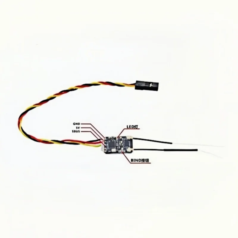 Récepteur RadioMaster R81 Nano Receiver 8CH posé à côté d'une pièce de monnaie pour échelle