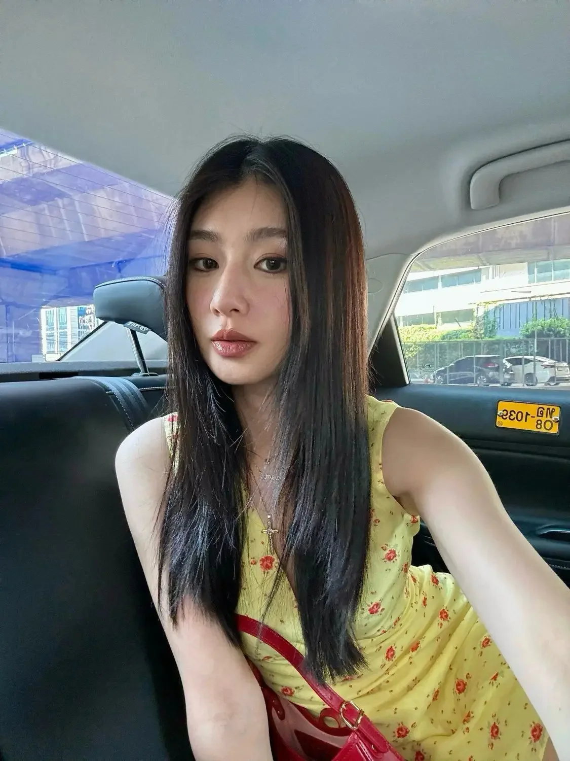 

Floral temperament niche sleeveless dress V-neck waist summer new A-line skirt short dress female French retro 2024