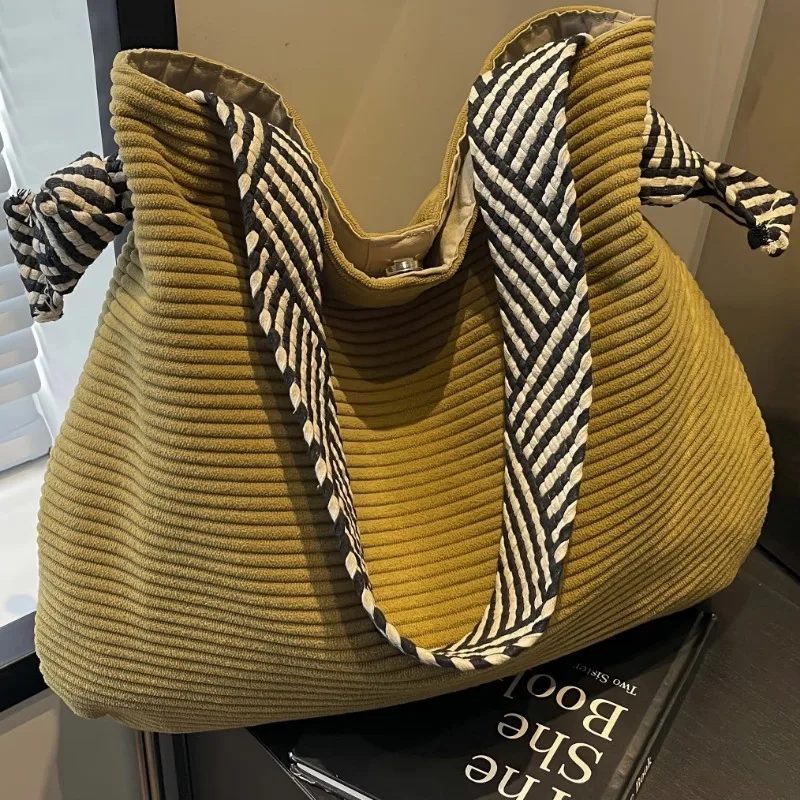 A new velvet handbag with a soft wide shoulder strap, a trendy casual single shoulder bag, a women's favorite bag in a shorts style.