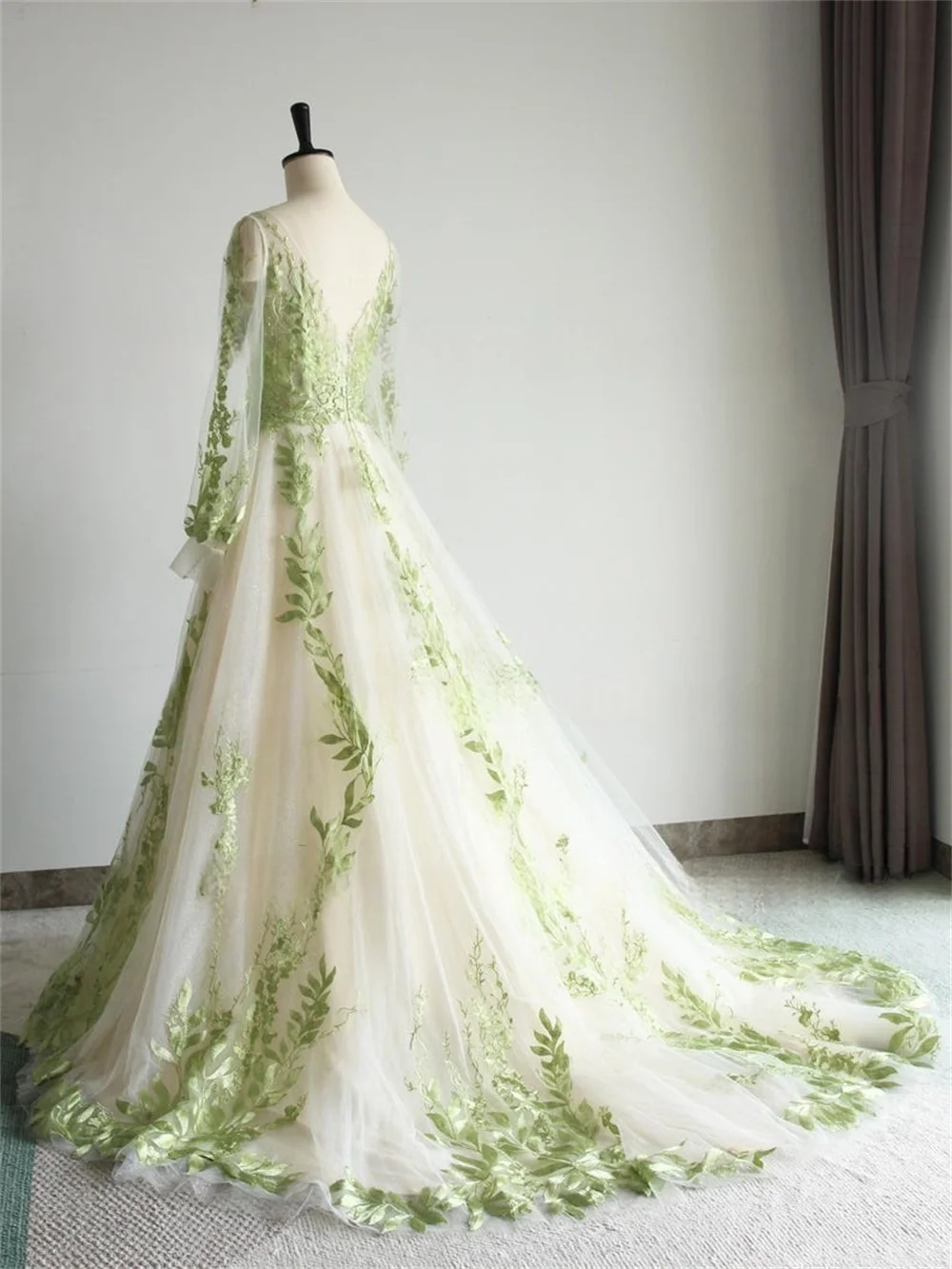 Customized Light Green Leaf Embroidery Wedding Dress V Neck Long Sleeves vestidos de novia A-line Backless Court Train Formal
