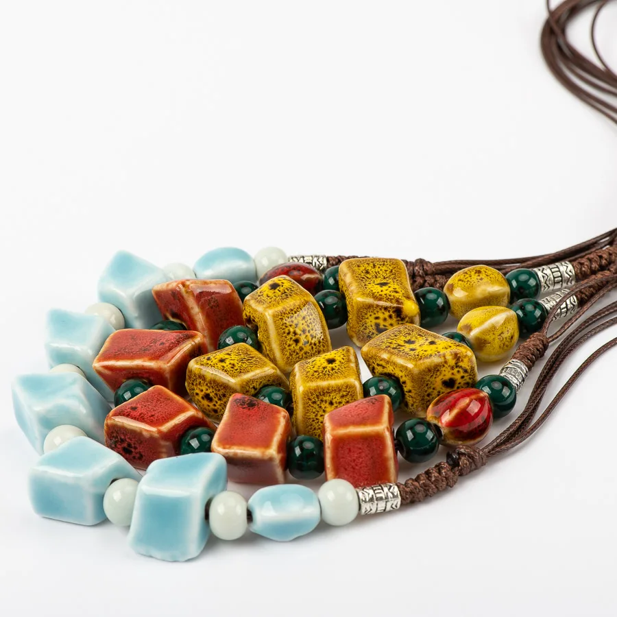 Nuova Collana con Pendente Geometrico a Luna Curva e Ciliegia con Pietre Prezios