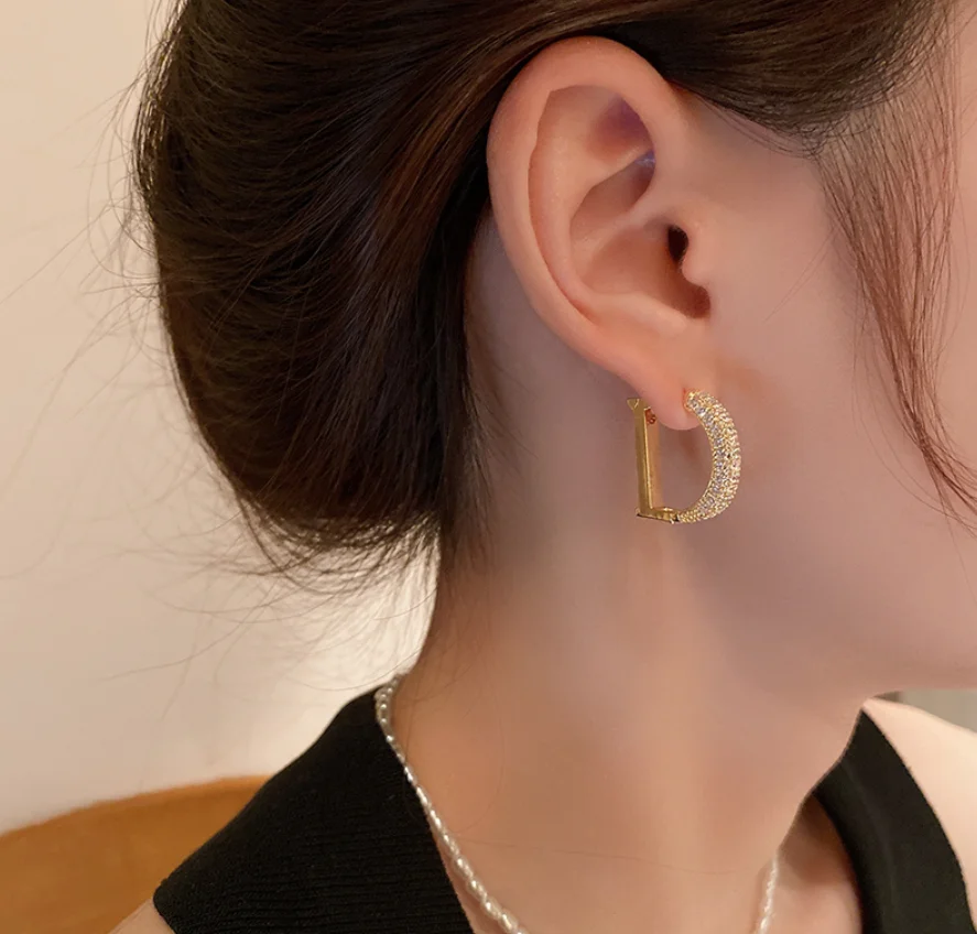 2022 new trend Copper zircon letter D Rhinestone simple design Earrings for women Fashion Jewelry