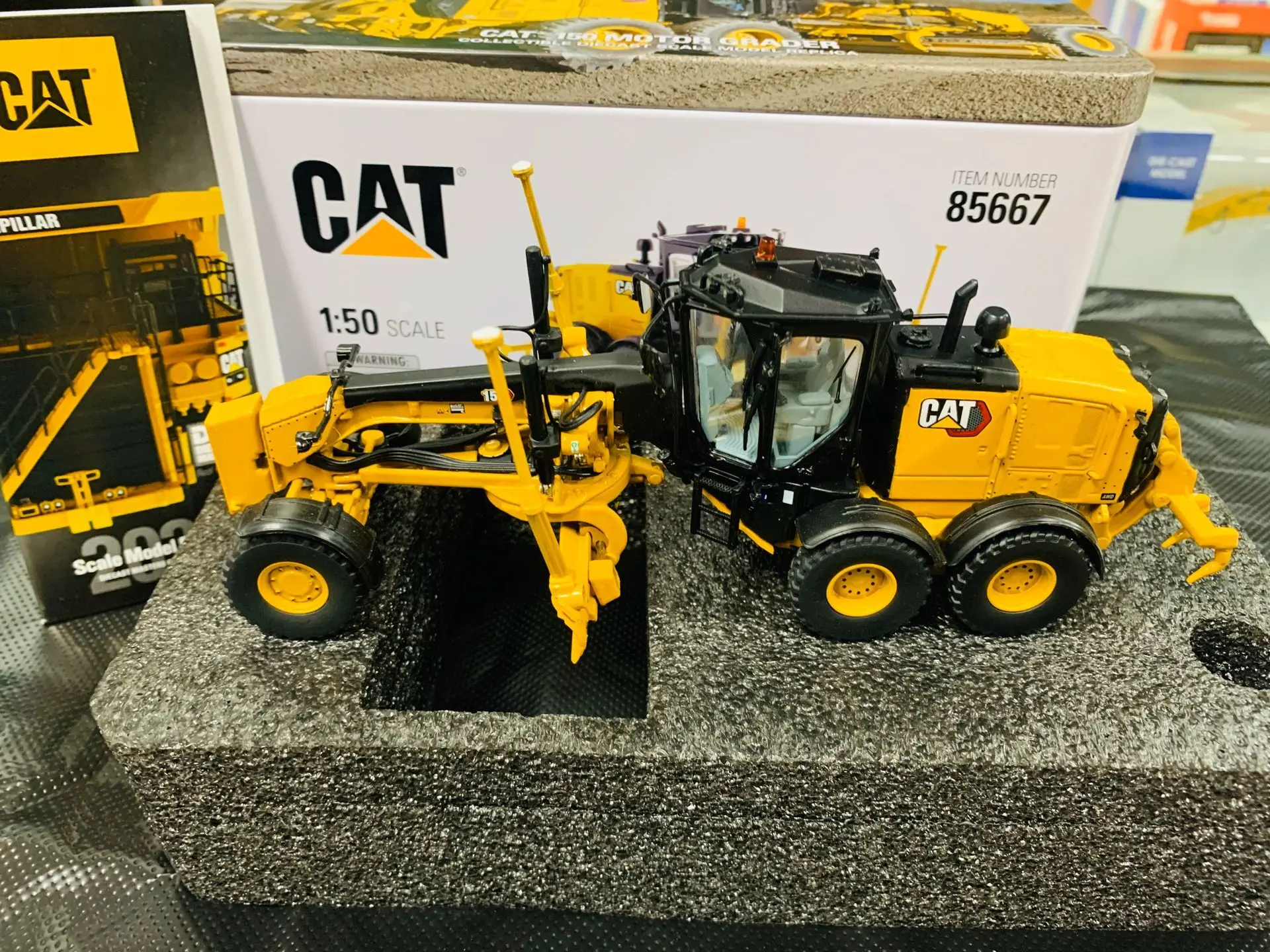 Cat 150 Motor Grader 1:50 Scale Metal Model By DieCast Masters DM85667 New in Box