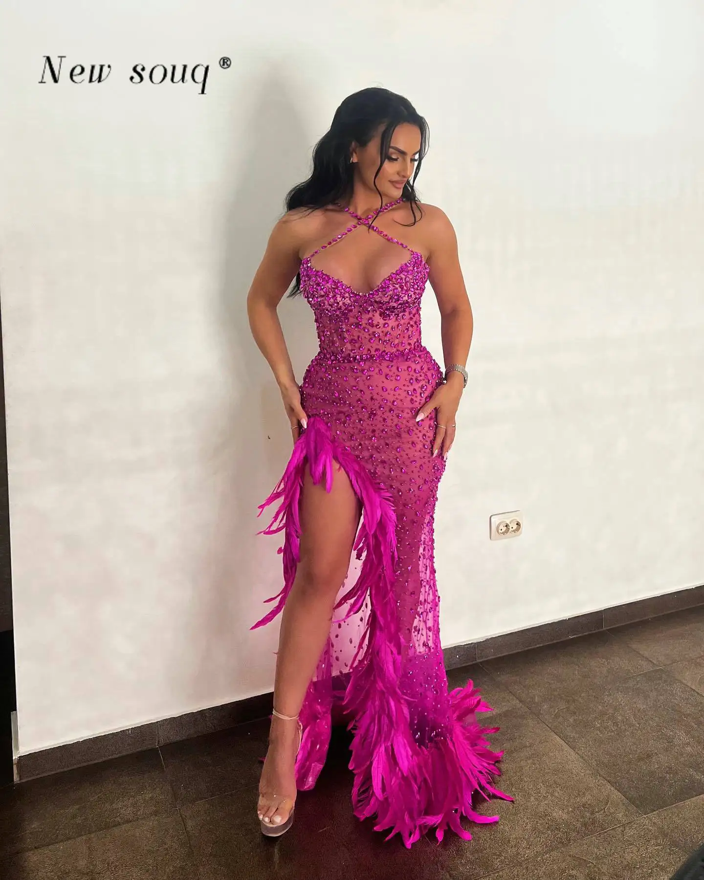 

Sexy Hot Pink Feathers Long Party Dresses with High Side Slit 2024 Halter Sleeveless Crystals Stones Evening Gowns for Females