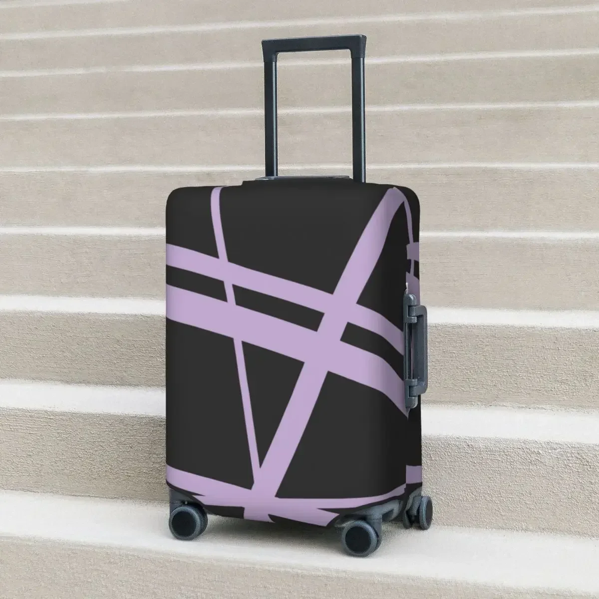 

Чехол для чемодана с фиолетовыми геометрическими линиями