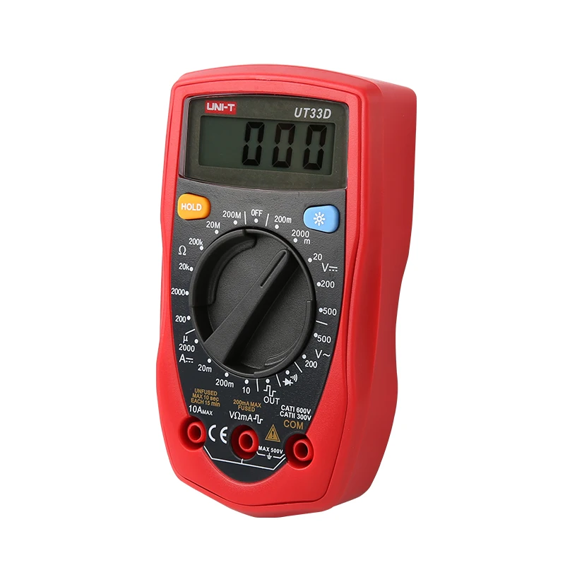 Multimètre numérique de poche UNI-T UT33D utilisé pour tester une résistance sur un circuit électronique, main gantée tenant les pointes de test.