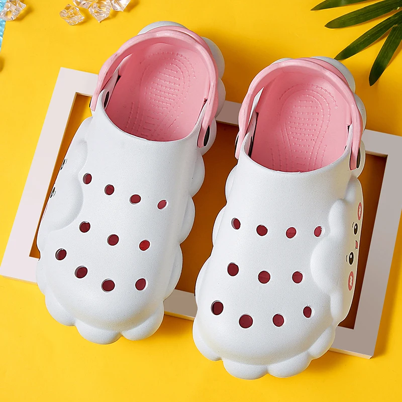 

Hole-holed shoes female summer fashion wear increased thick bottom breathable two Baotou slippers non-slip beach sandals.