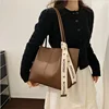 حقيبة نسائية عصرية من Street Fashion حقيبة كتف من جلد البولي يوريثان متعددة الاستخدامات مع وشاح أنيق حقيبة يد ذات سعة كبيرة للنساء للاستخدام اليومي