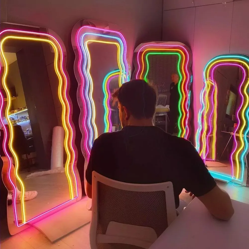 ネオンスタイルのミラーのパーソナライズされたサイン,波状の文字,部屋