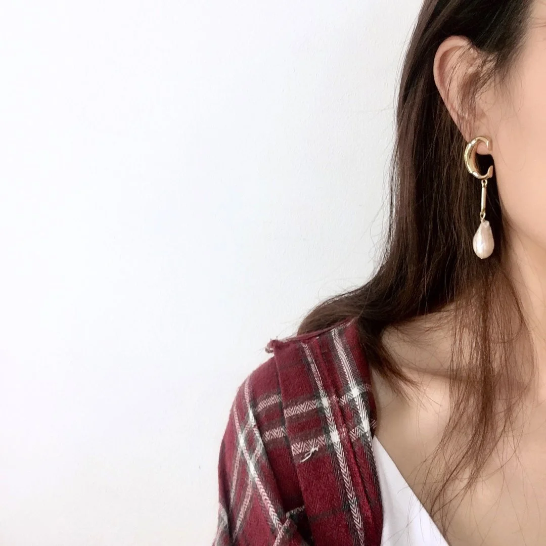 2022 Hot Trend Brand C-shaped asymmetric Pearl Earrings Brass Ear Studs Everyday Wear Versatile Jewelry Atmosphere