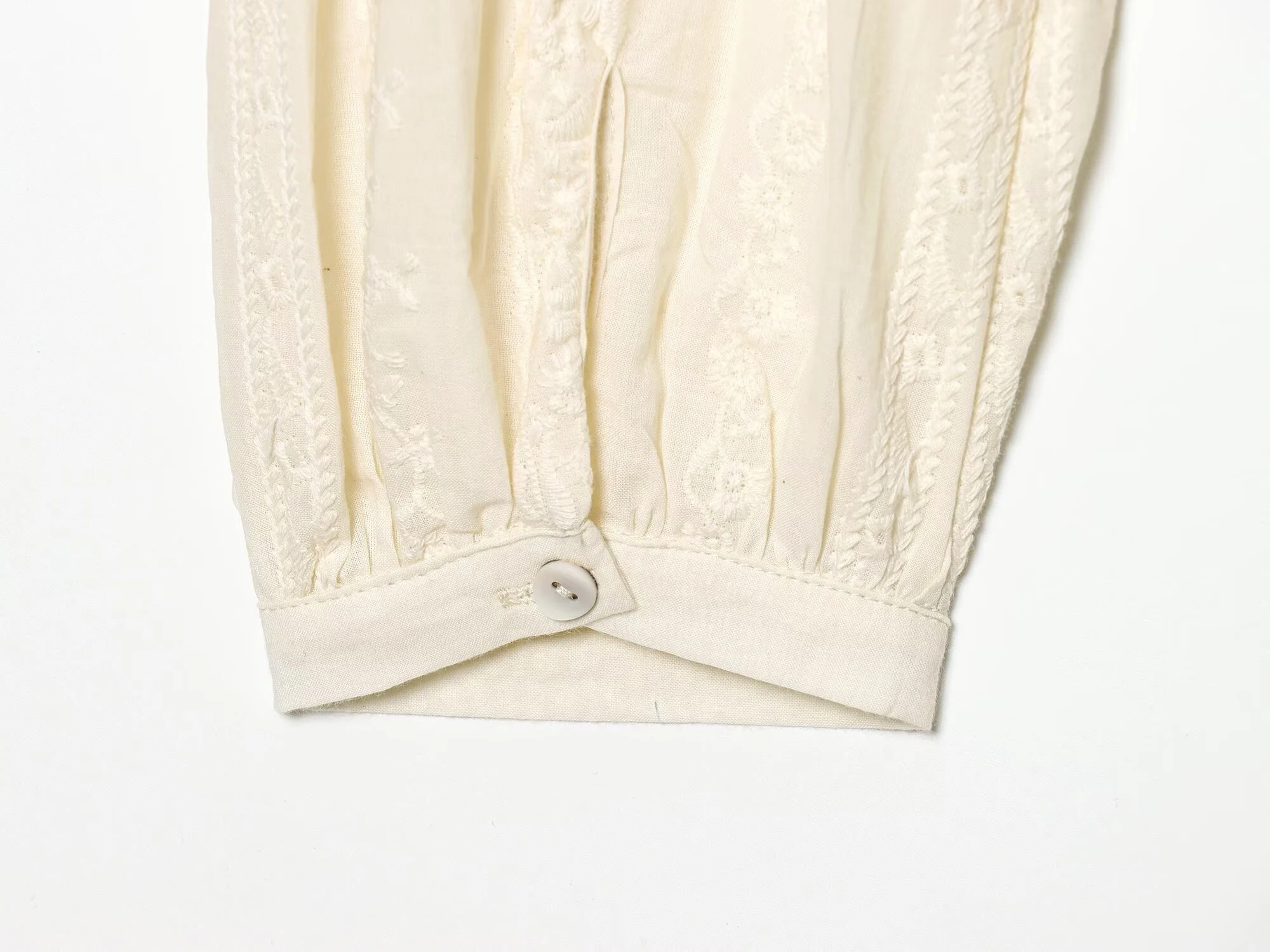 Europäischer und amerikanischer Stil 2026 Sommer Neue Damenbekleidung Designorientiertes Vielseitiges Besticktes Romantisches Hemd – Detail 10