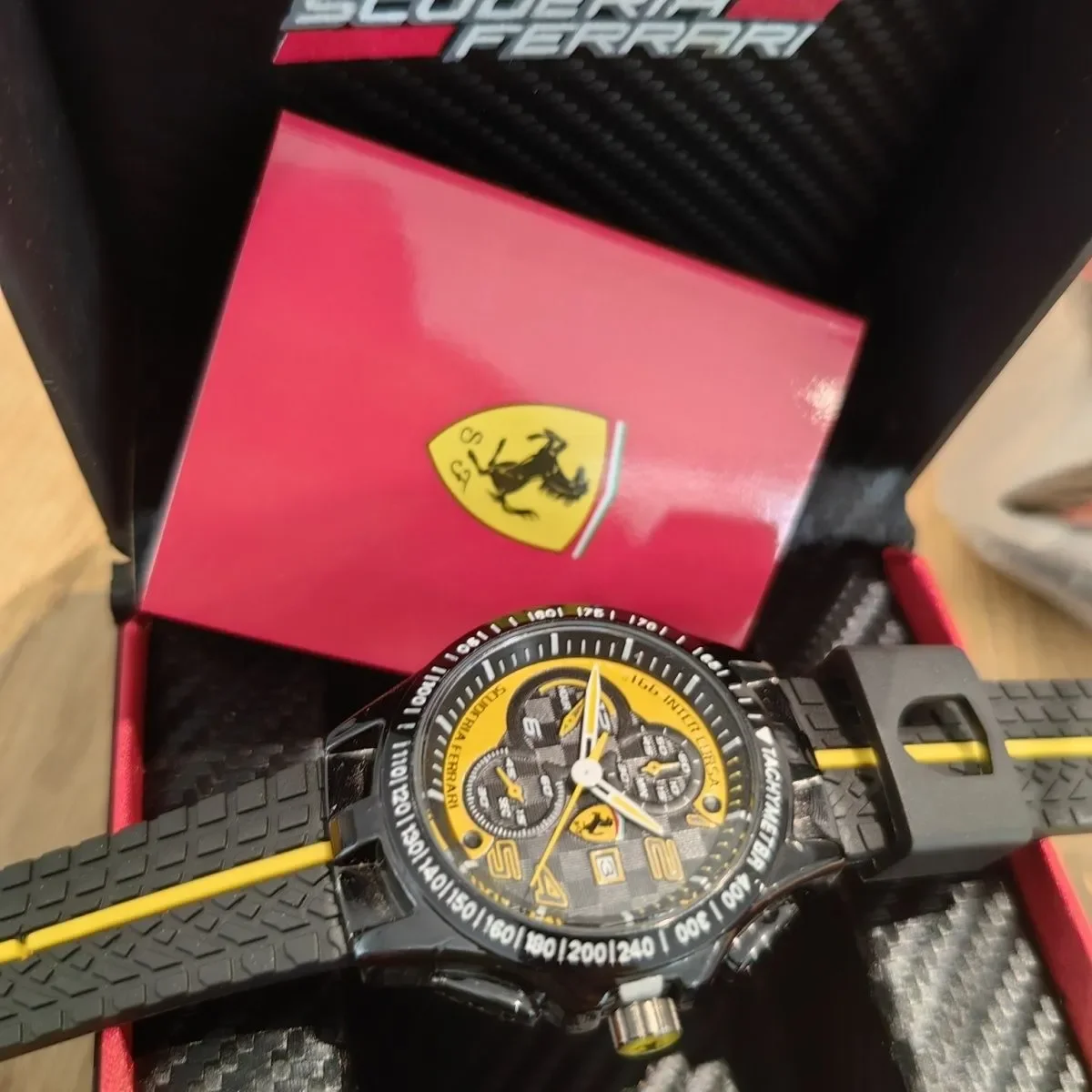Роскошные часы Ferrari