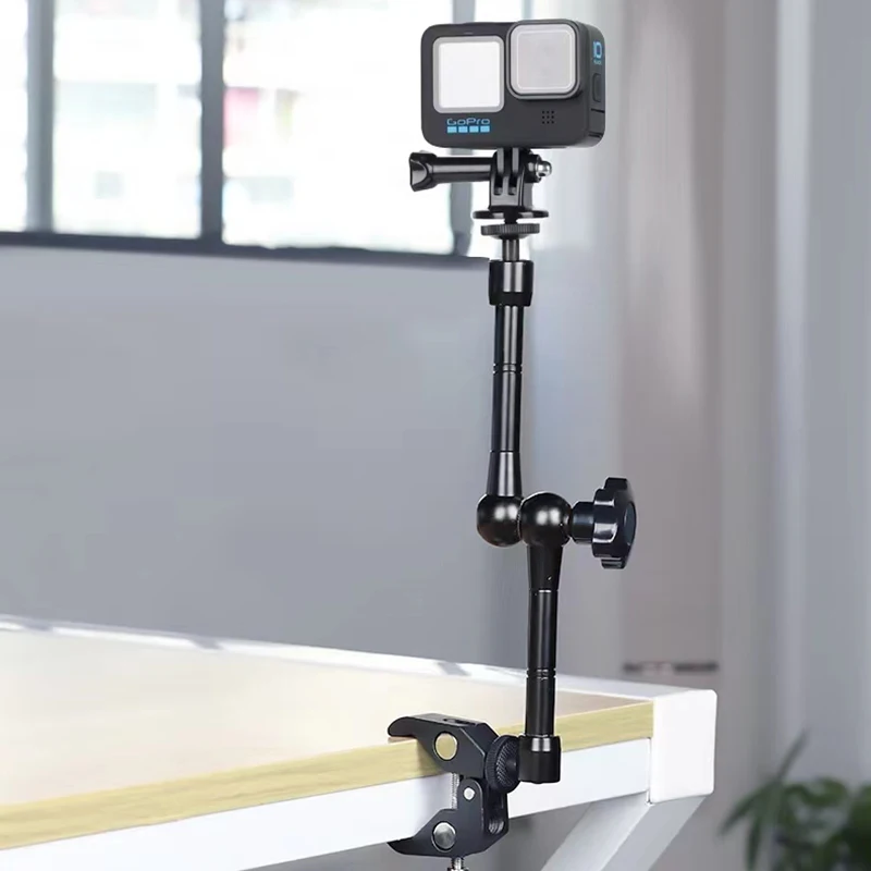 Support pour caméra d'action installé sur un trépied, avec une Insta360 prête à filmer.