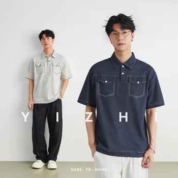 Polo in denim da uomo alla moda con doppia tasca e cuciture, vestibilità rilassata con spalle scese, casual, con risvolto, Estate 2026