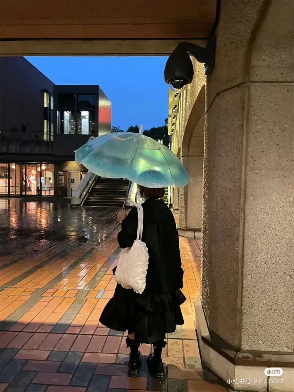 Description Picture 2 of itemUnique Beach Parasol Portable New Long Handle Jellyfish Automatic Umbrella Plastic Unisex Rain Gear Transparent Gradient