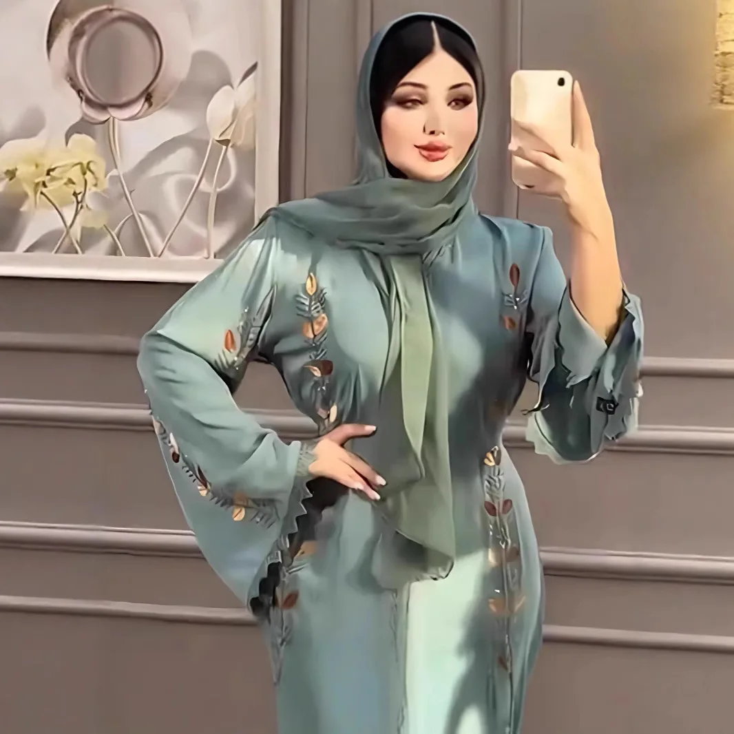 جلابية سوداء بتطريز أوراق