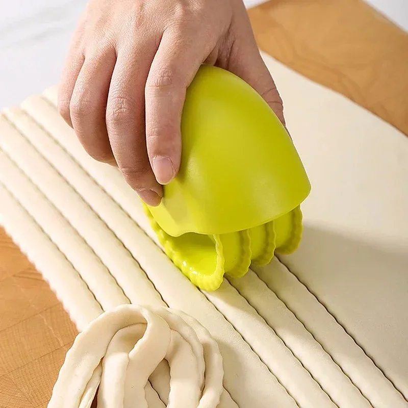 1Pcs Scroll Wheel Baking Pastry Tool For Little Squares Mini Pizzas Raviolis Breadsticks Tagliatelle Biscuit Mold Cutter