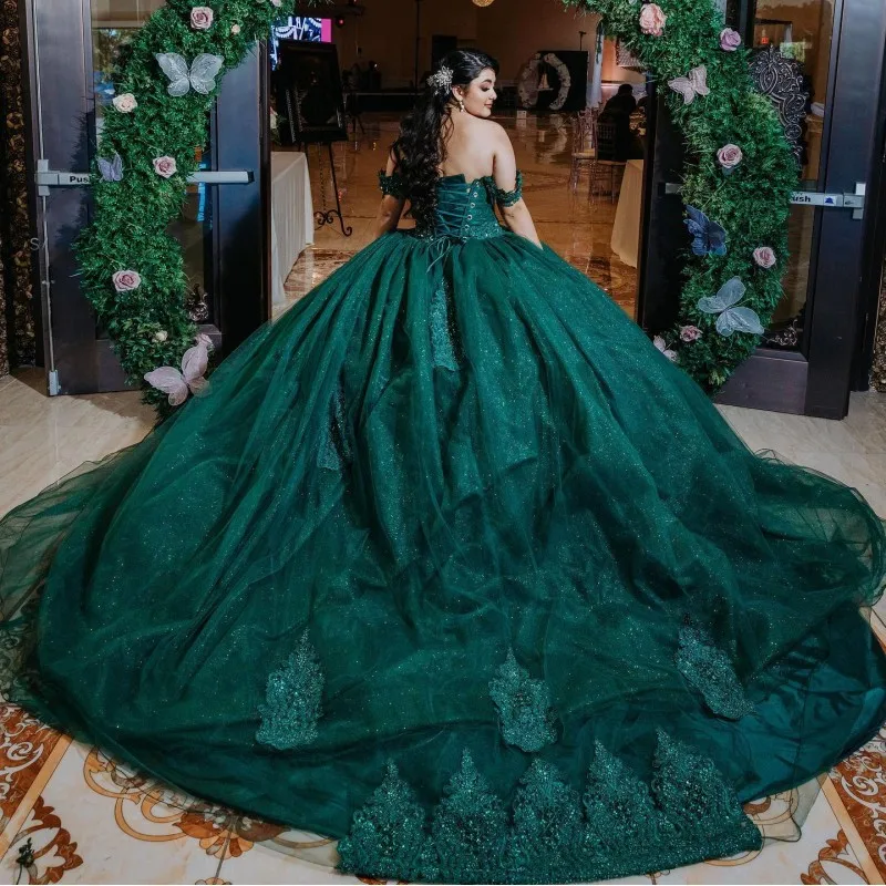 

Doymeny Emerald Green Shiny Off the Shoulder Appliques Ball Gowns Quinceanera Dresses Beaded Applique Lace Vestidos De 15 Años