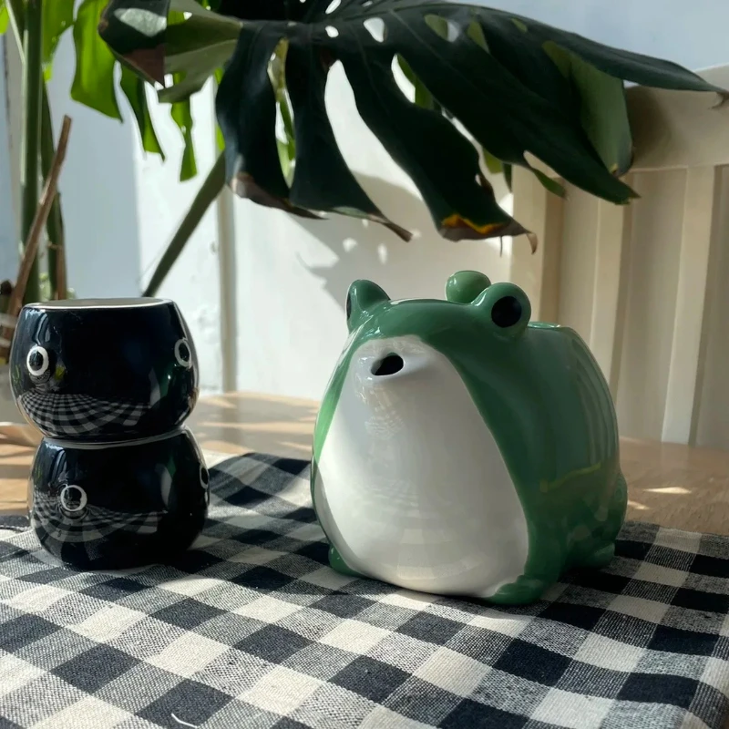 Service à Thé En Céramique Mignon Avec Autocollants Grenouille - Théière, Passoire Et Tasses - Sans Plomb