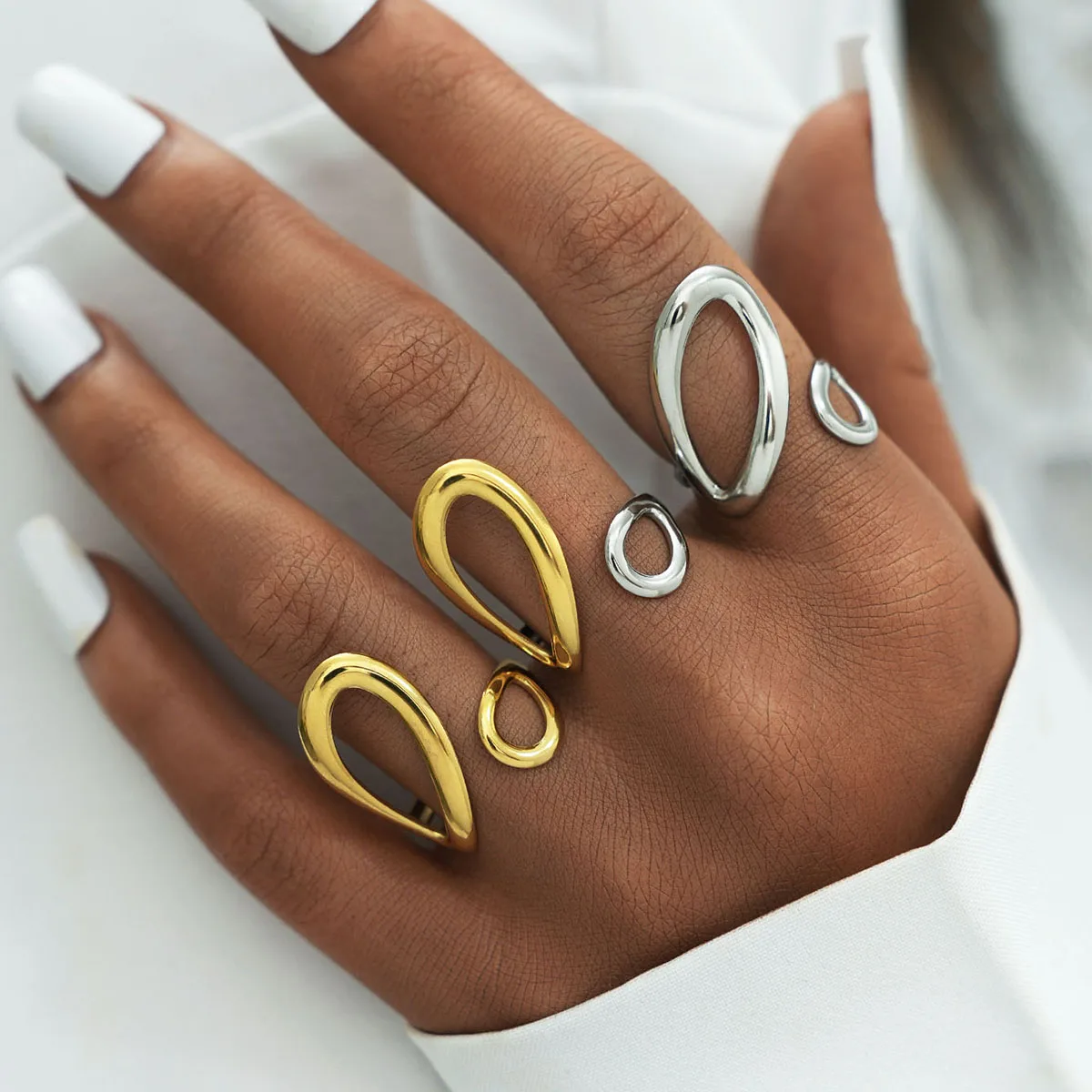 Modische hohle zweifarbige Ringe im Wassertropfen-Design für Damen, Edelstahl, 18 Karat vergoldet, wasserdicht, ästhetischer Schmuck für den Alltag