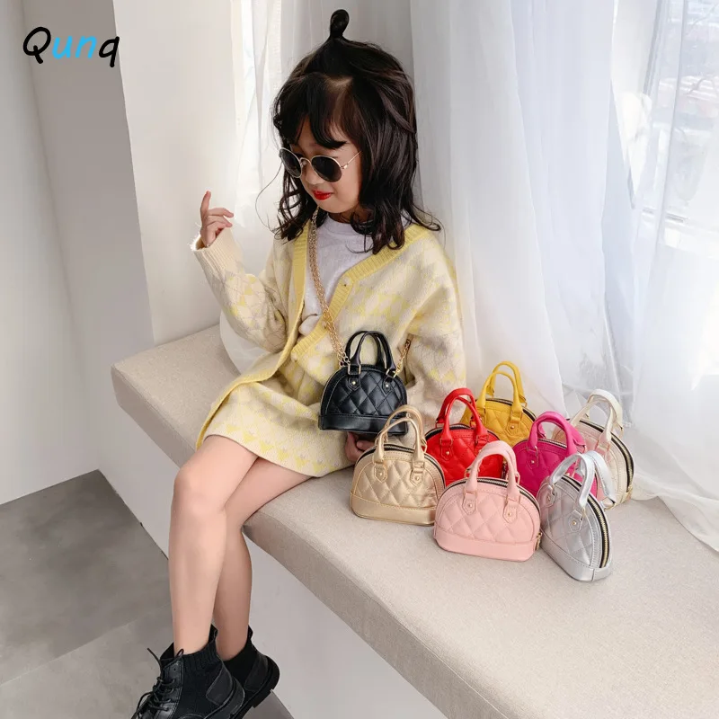 

Qunq 2023 New Solid Color Girls' Skin Pattern Shell Bag Fashionable Lingge Handheld Simple Metal Chain Crossbody Bag