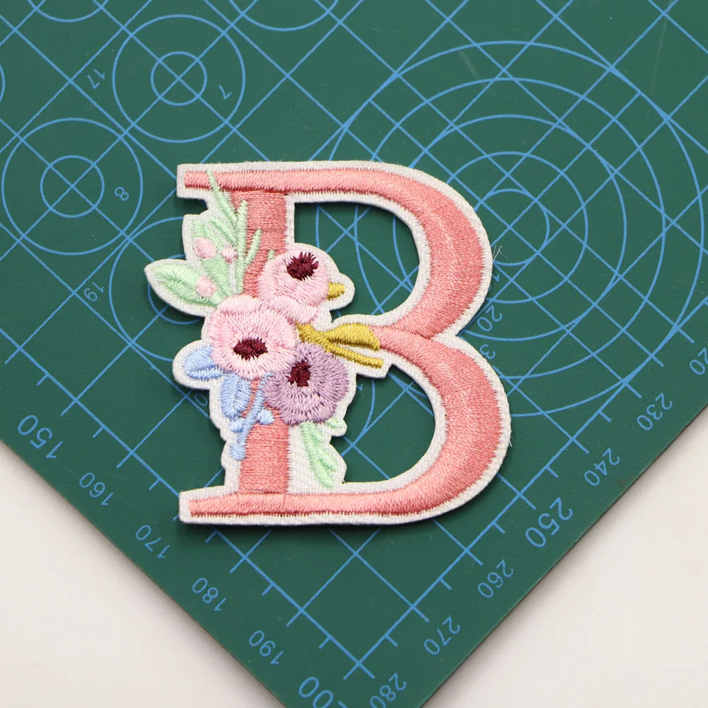 1PC Rosa Blume Brief Stickerei Patches Eisen Auf Buchstaben Patch A-Z Nähen Auf Gestickte Patches Für Kleidung Name logo Diy – Detail 7