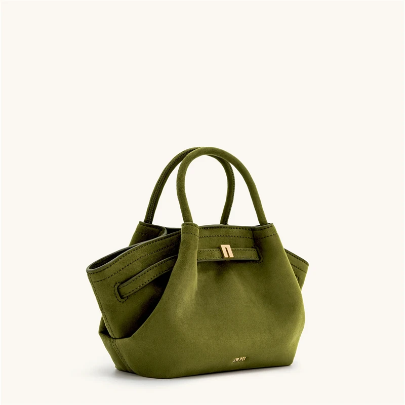 حقيبة "JW PEI" المصممة من جلد الغزال على شكل كعكة...