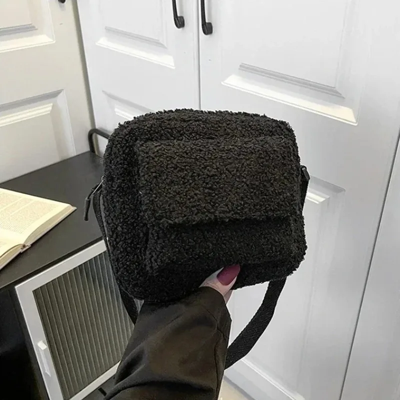 Women's Plush Lambswool Crossbody Bag Soft Faux Fur Shoulder Purse Winter Autumn Cute Fluffy Handbag Designer Mini Bag