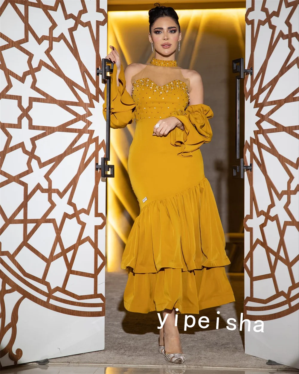 Рисунок 3 - Шифоновое платье с блестками и высоким воротником